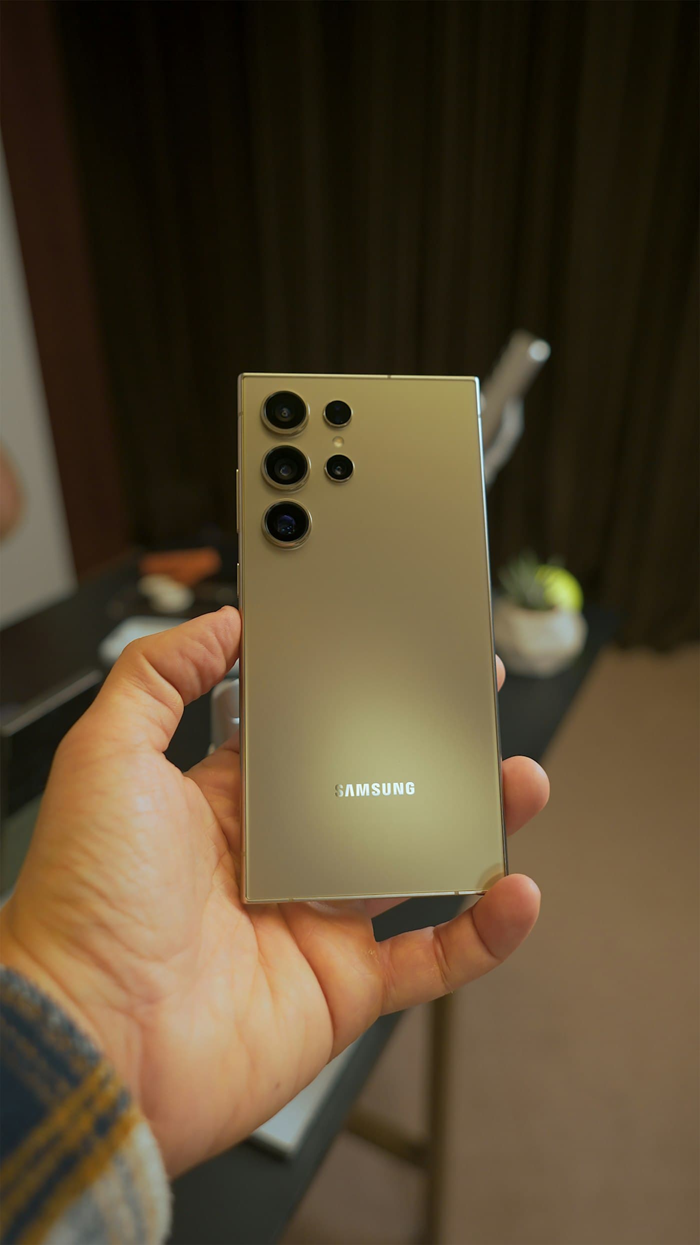 Refurbished Samsung Galaxy S24 Ultra in titanium