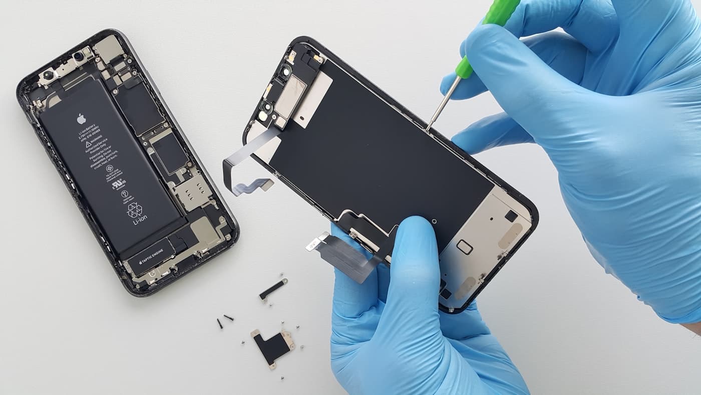 Technicus vervangt vakkundig het scherm van een iPhone
